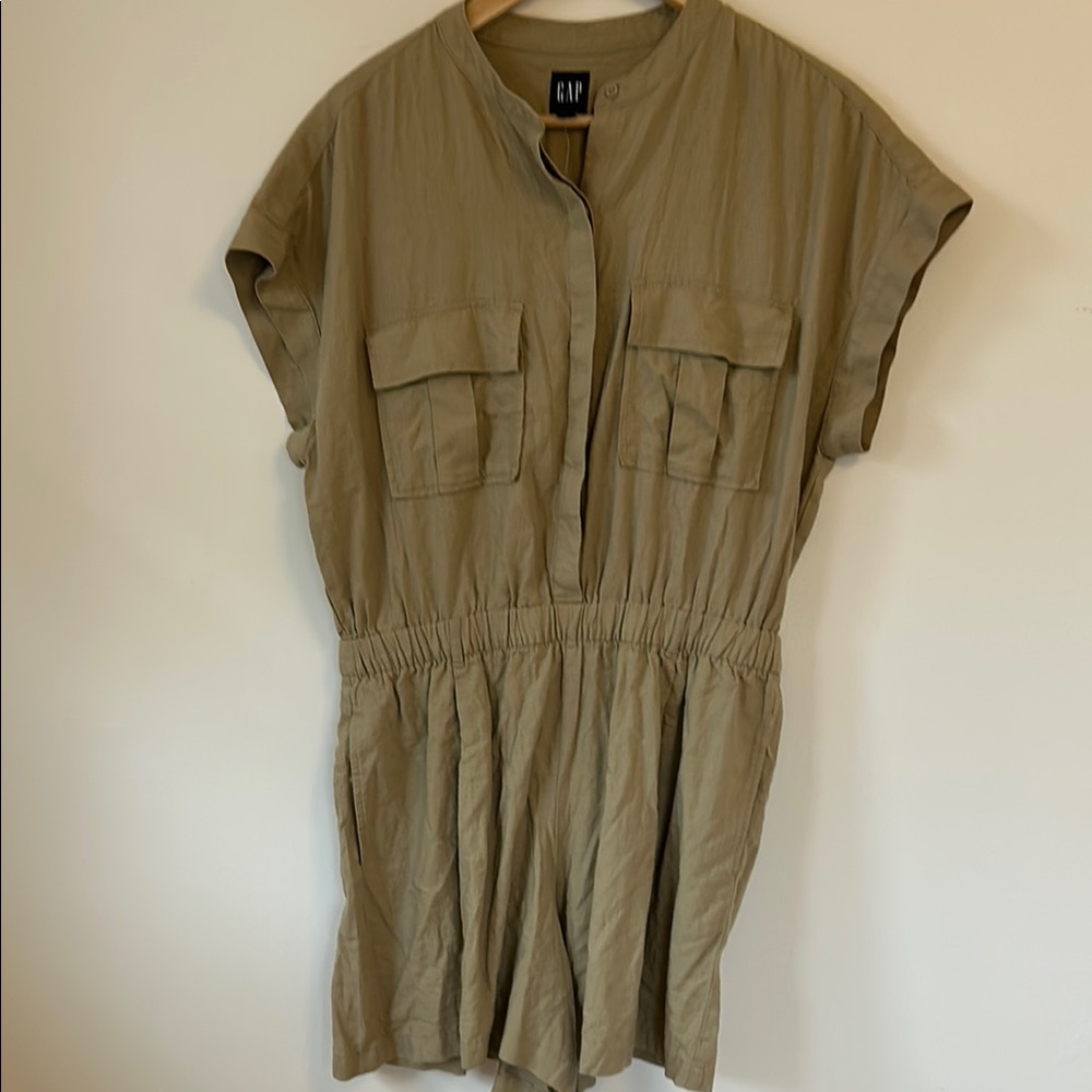 GAP Khaki Short Sleeve romper - Med/Tall